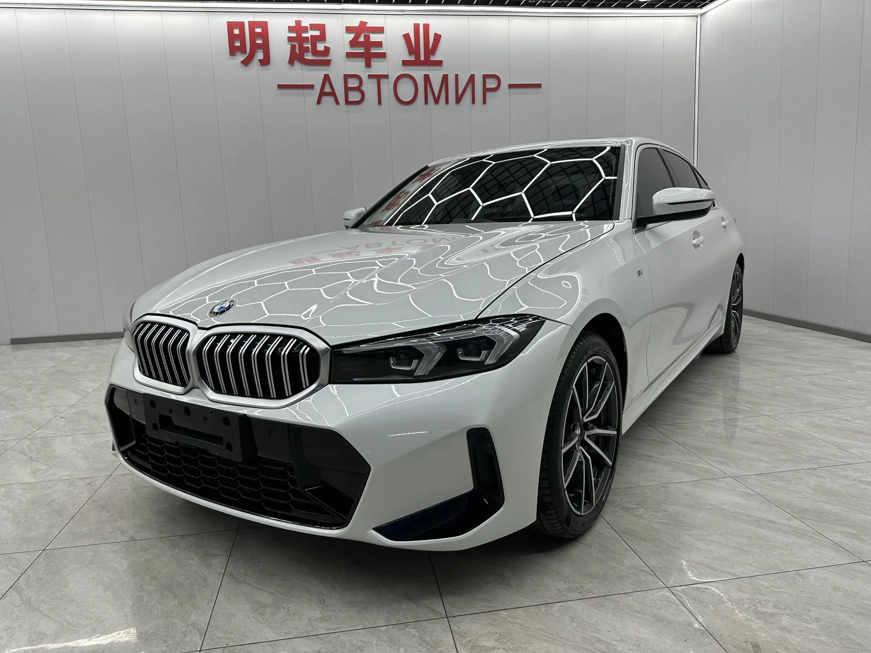 BMW 3-Series 320Li - миниатюра 3