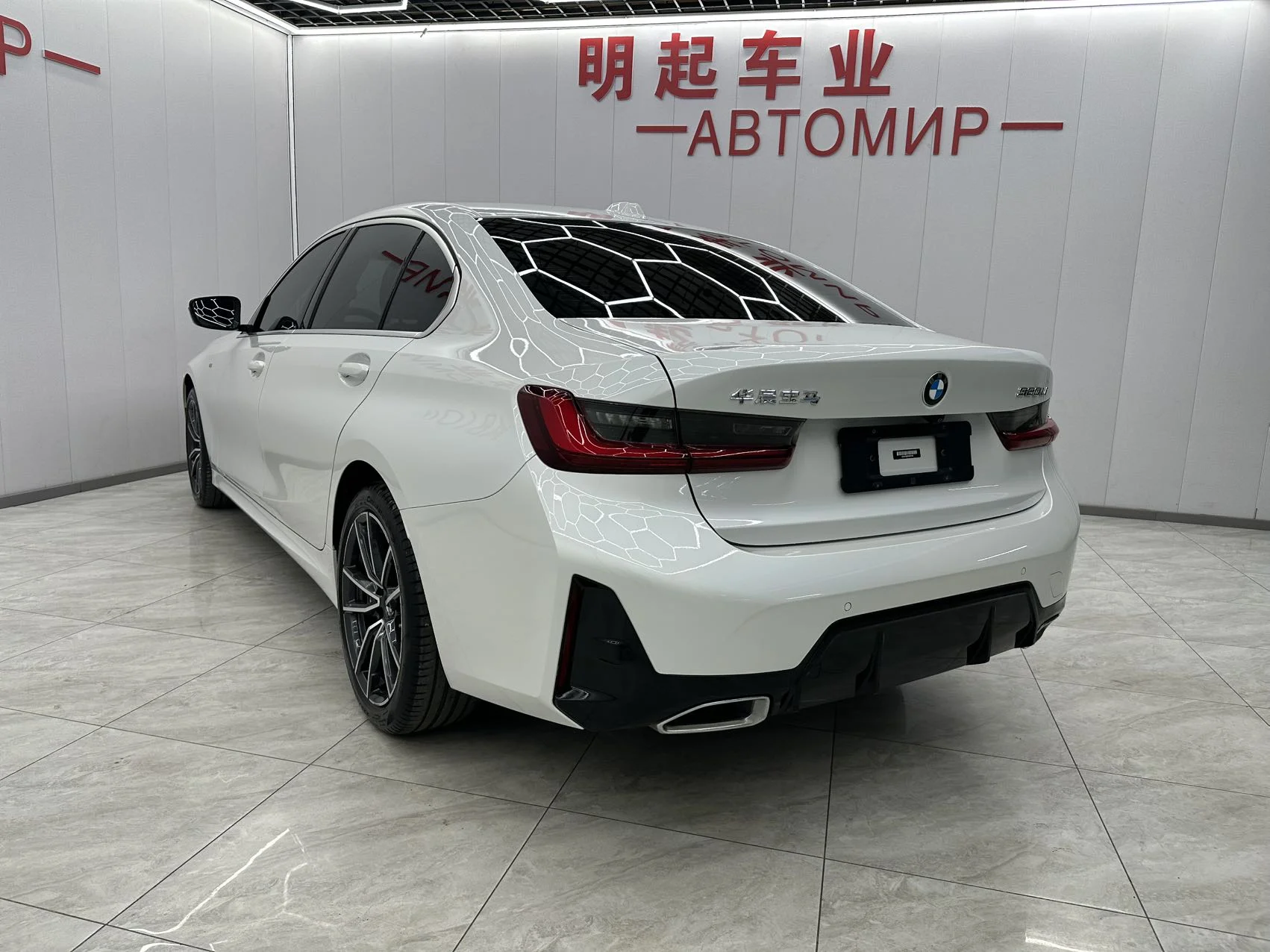 BMW 3-Series 320Li - миниатюра 6