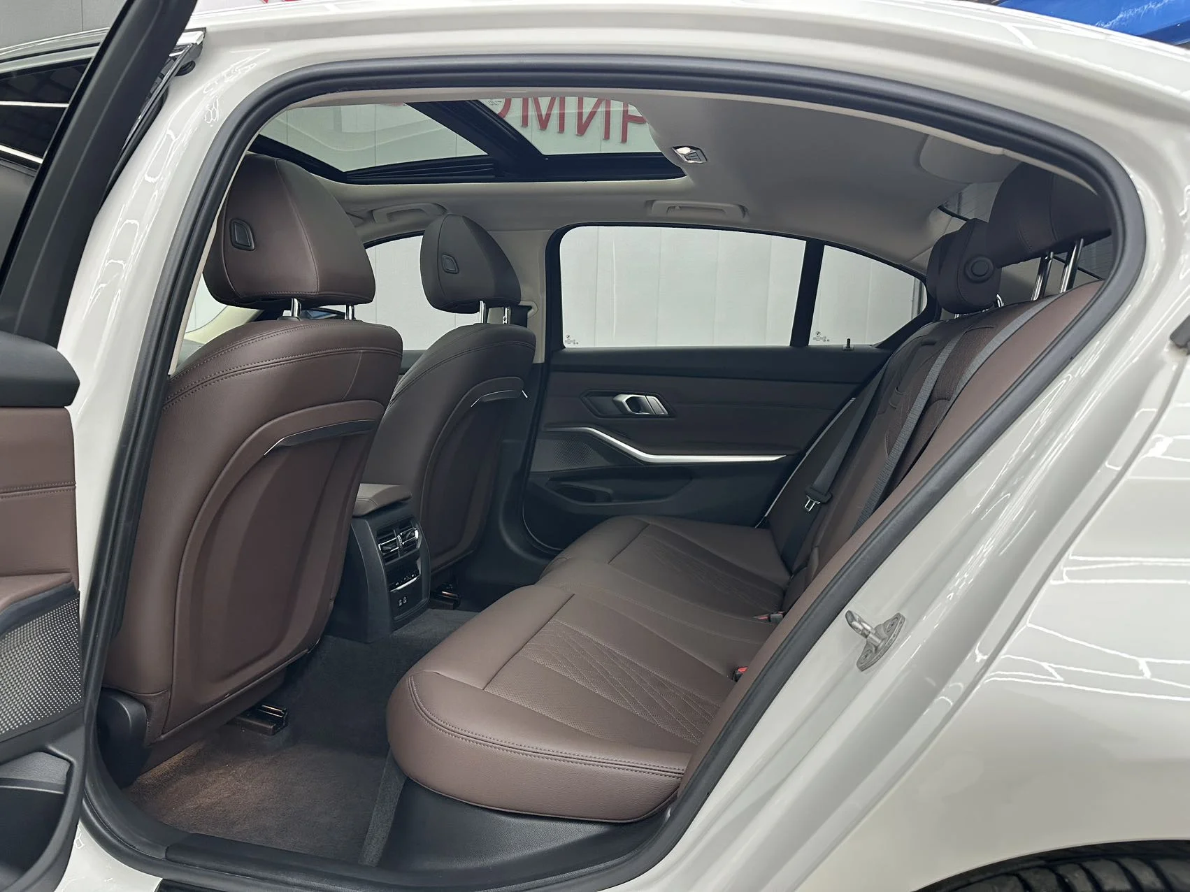 BMW 3-Series 320Li - миниатюра 8