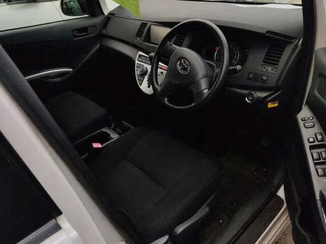 Toyota isis - миниатюра 6