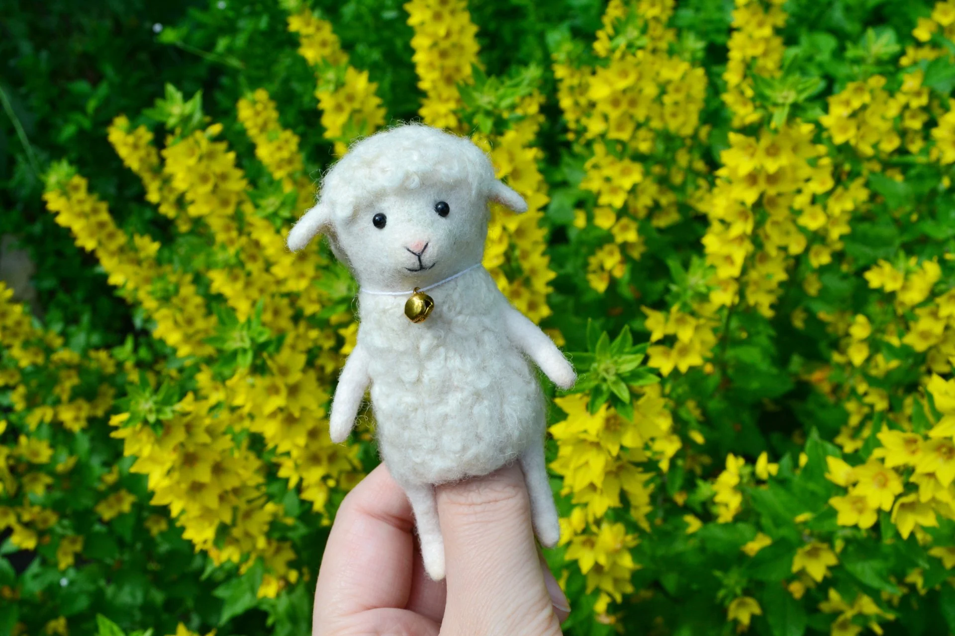 Валяная игрушка овечка - изображение 1