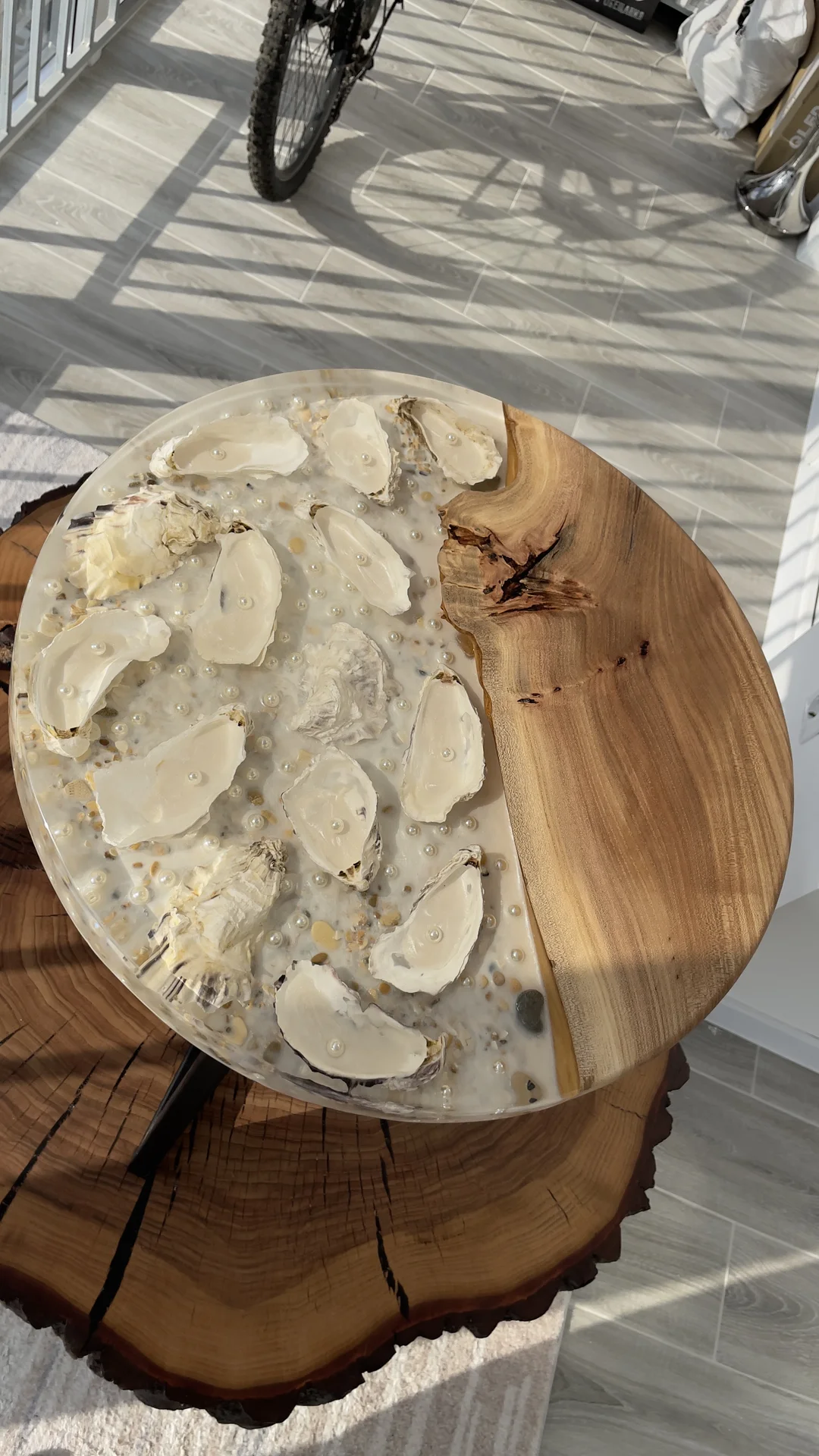 Стол из эпоксидной смолы с устрицами и жемчугом - миниатюра 5