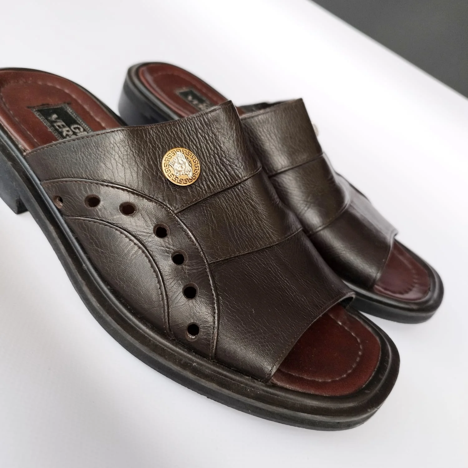 Шлепанцы кожаные Versace р 43 - изображение 1
