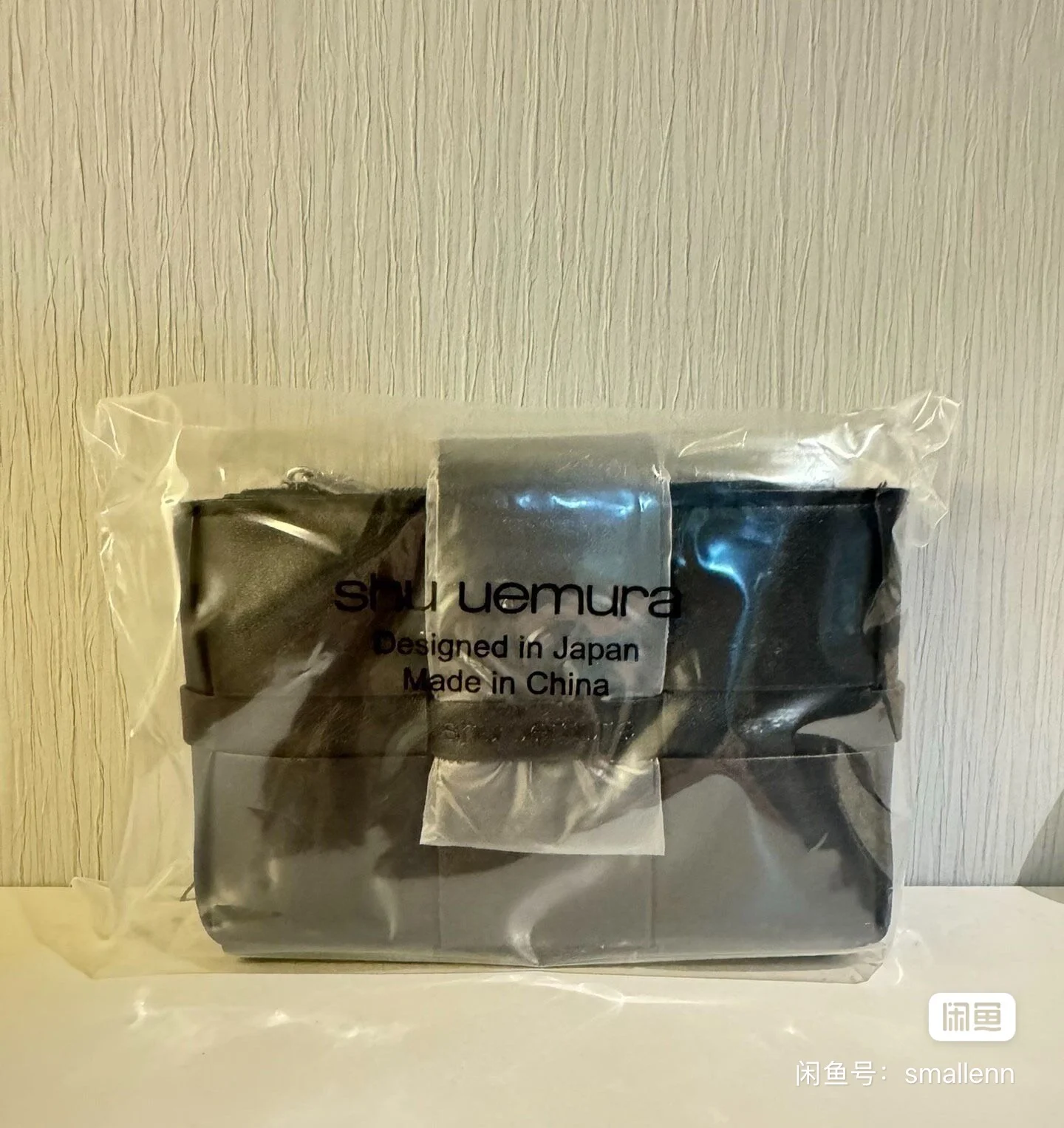 черная сумка-кроссбоди от Shu Uemura