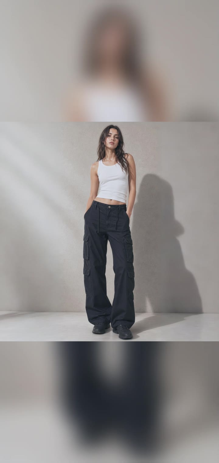 Брюки карго Bershka женские Straight Multicargo - видео 1