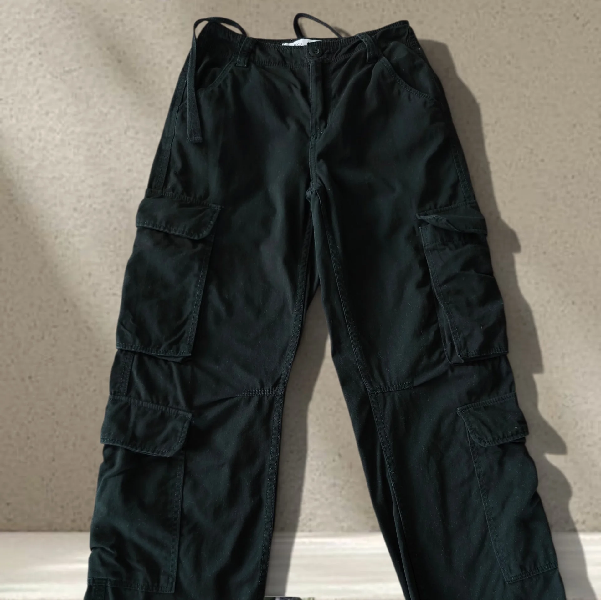 Брюки карго Bershka женские Straight Multicargo - миниатюра 16