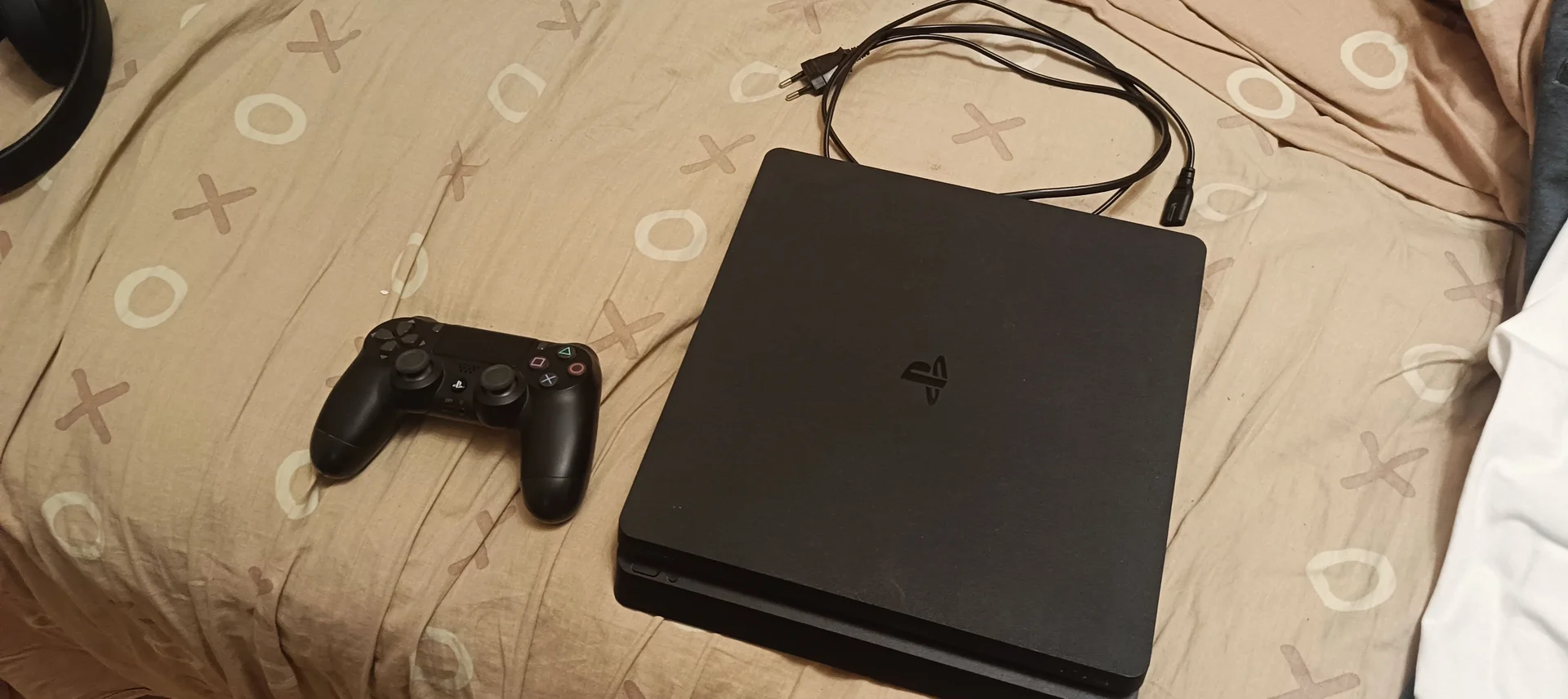 Игровая приставка ps4 - изображение 1