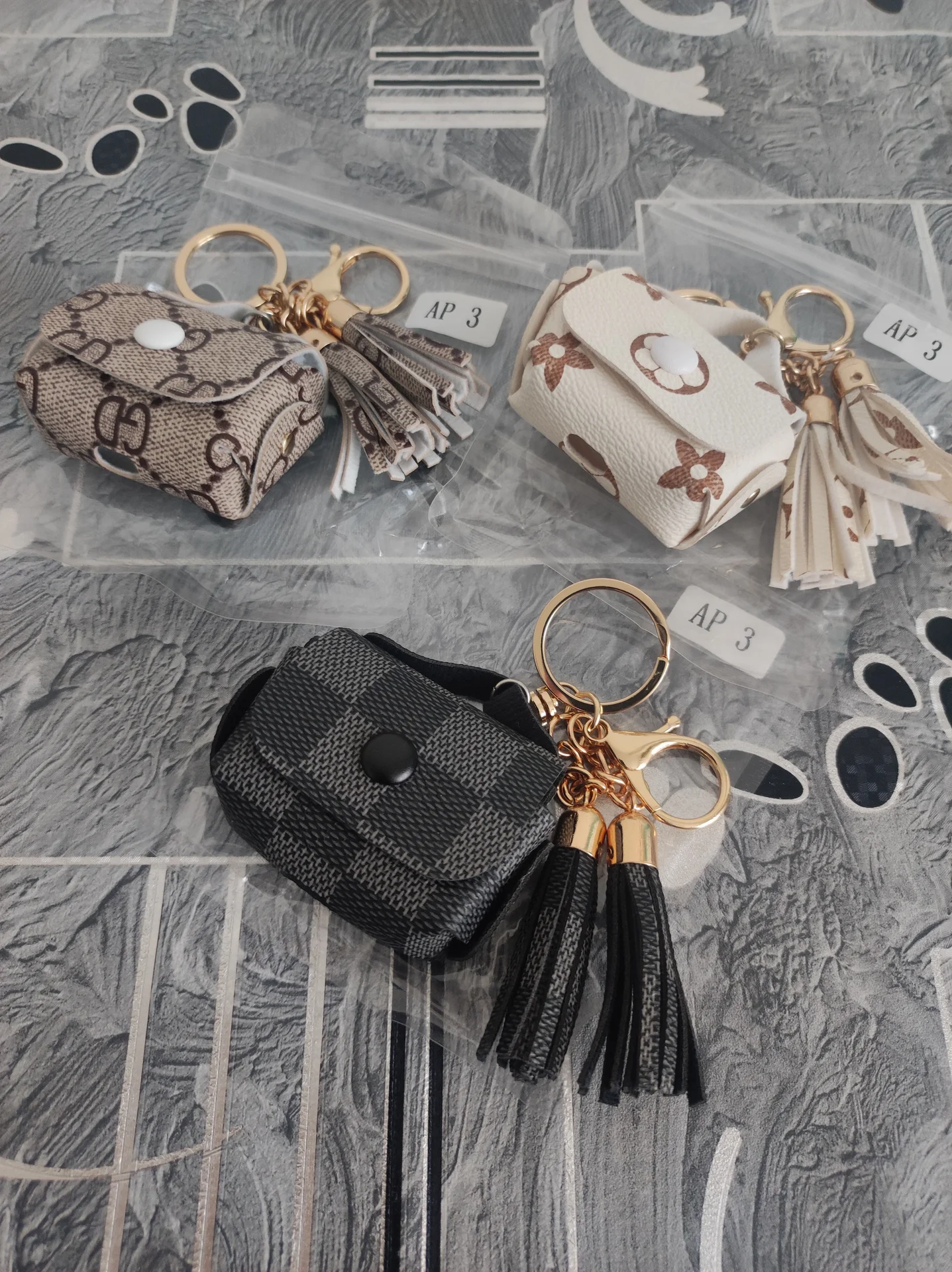 Кожанный чехол в виде брелка на airpods А3 - миниатюра 2