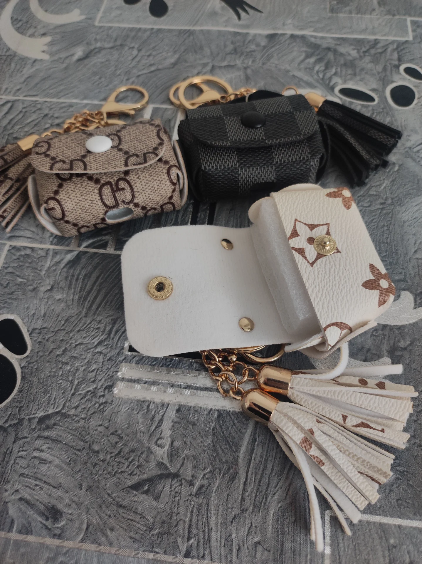 Кожанный чехол в виде брелка на airpods А3 - миниатюра 4