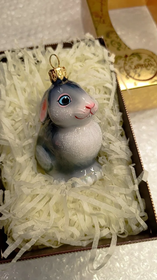 Ёлочная игрушка Ариель зайчонок серенький - изображение 1