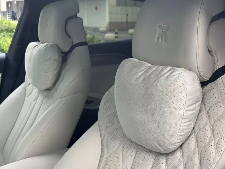 Комплект подушка в автомобиль кожаные - миниатюра 3