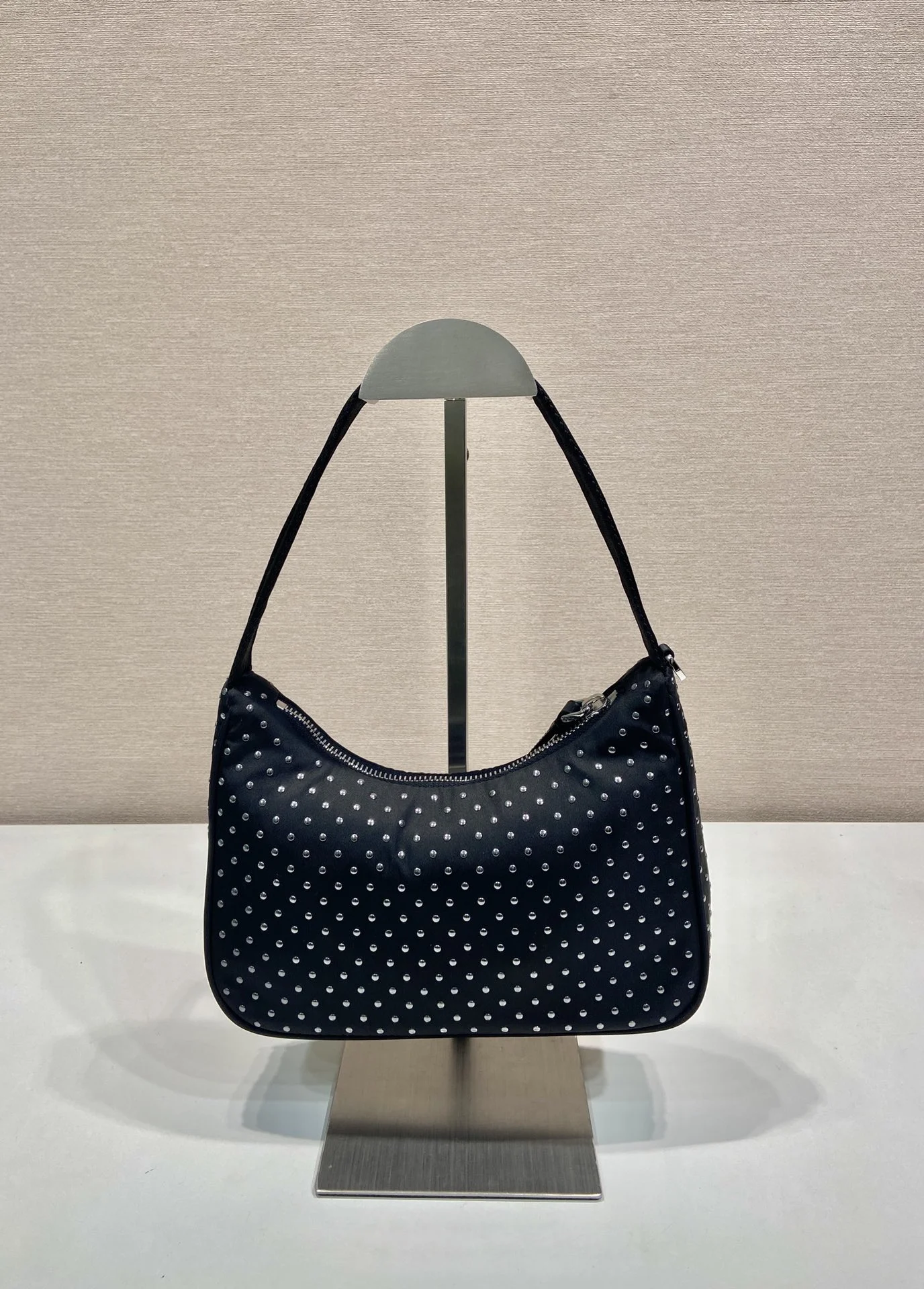 Сумка Prada Studded Re-Edition Tote Bag - миниатюра 6