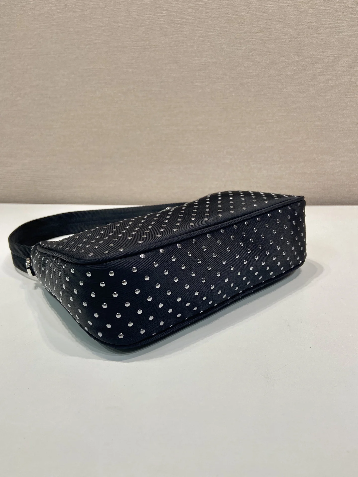 Сумка Prada Studded Re-Edition Tote Bag - миниатюра 7