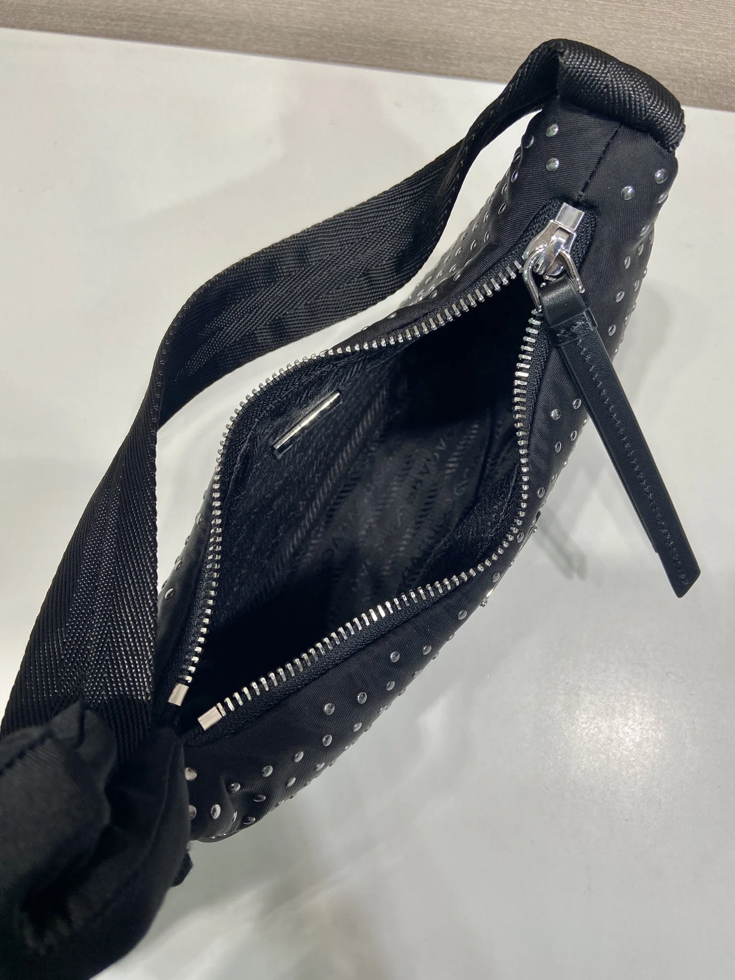 Сумка Prada Studded Re-Edition Tote Bag - миниатюра 9