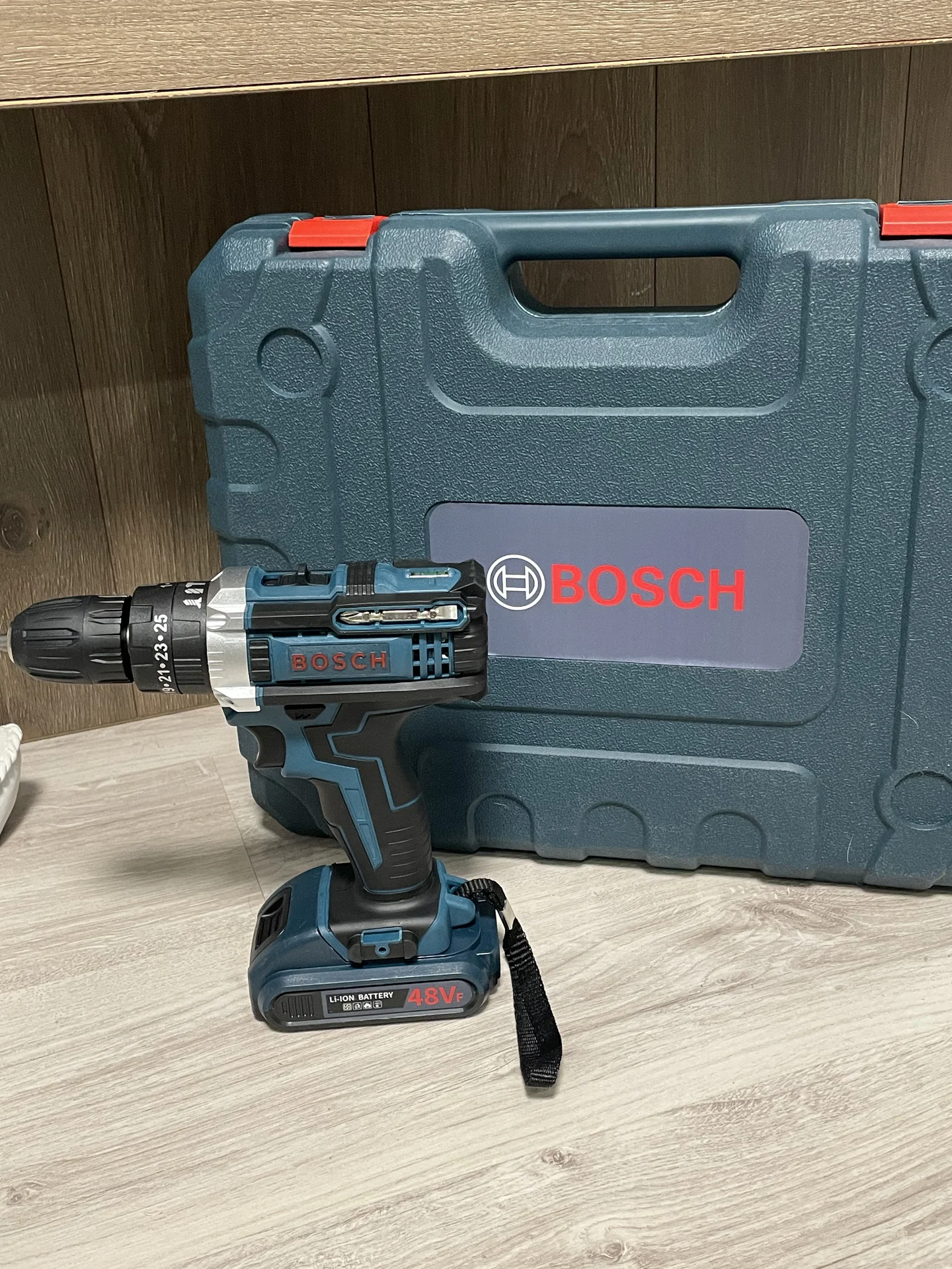 Шуруповерт Bosch с набором инструментов - изображение 1