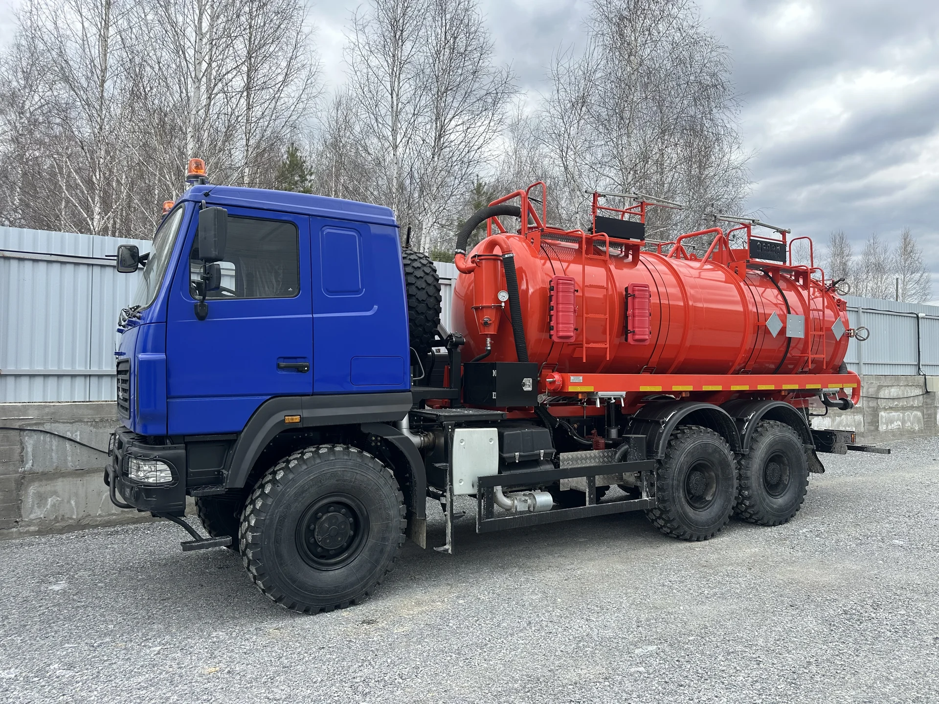 Вакуумная автоцистерна АКН-15 ОД на МАЗ 631828 - миниатюра 2