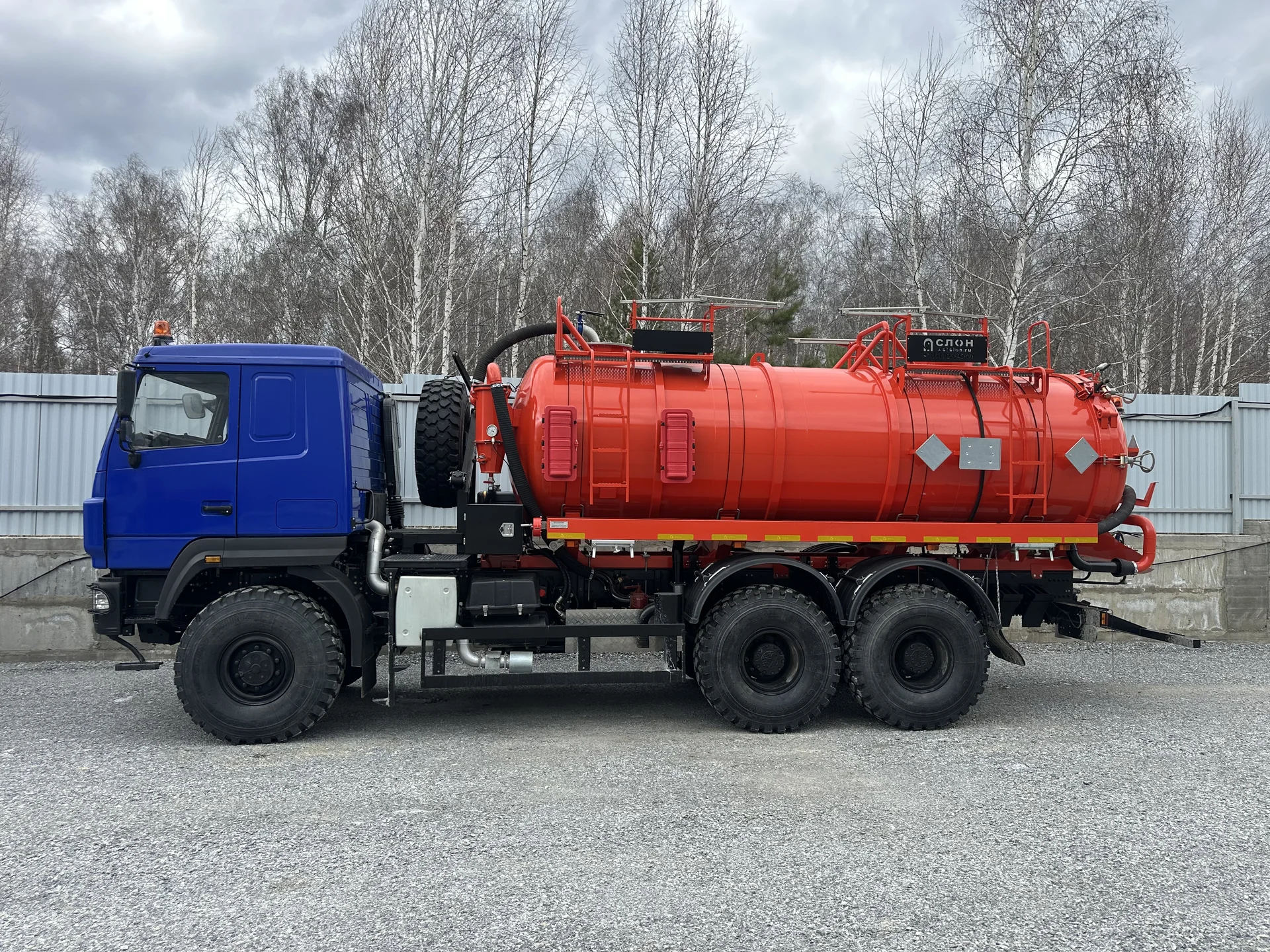 Вакуумная автоцистерна АКН-15 ОД на МАЗ 631828 - миниатюра 3