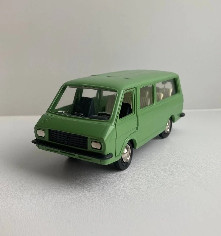 Модель 1:43 СССР раф 2203 фисташковый Тантал - изображение 1
