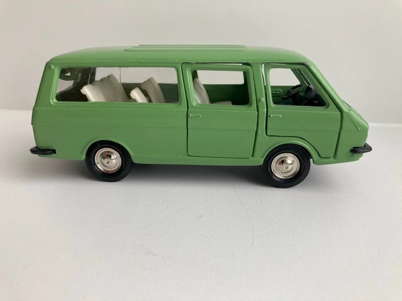 Модель 1:43 СССР раф 2203 фисташковый Тантал - миниатюра 3