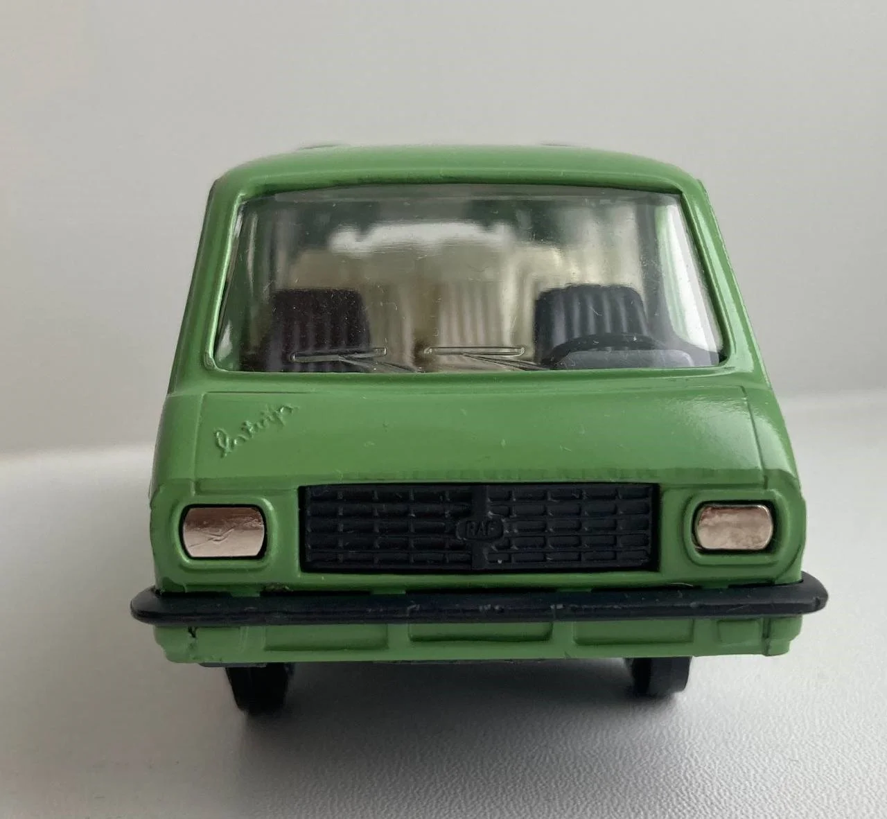 Модель 1:43 СССР раф 2203 фисташковый Тантал - миниатюра 5