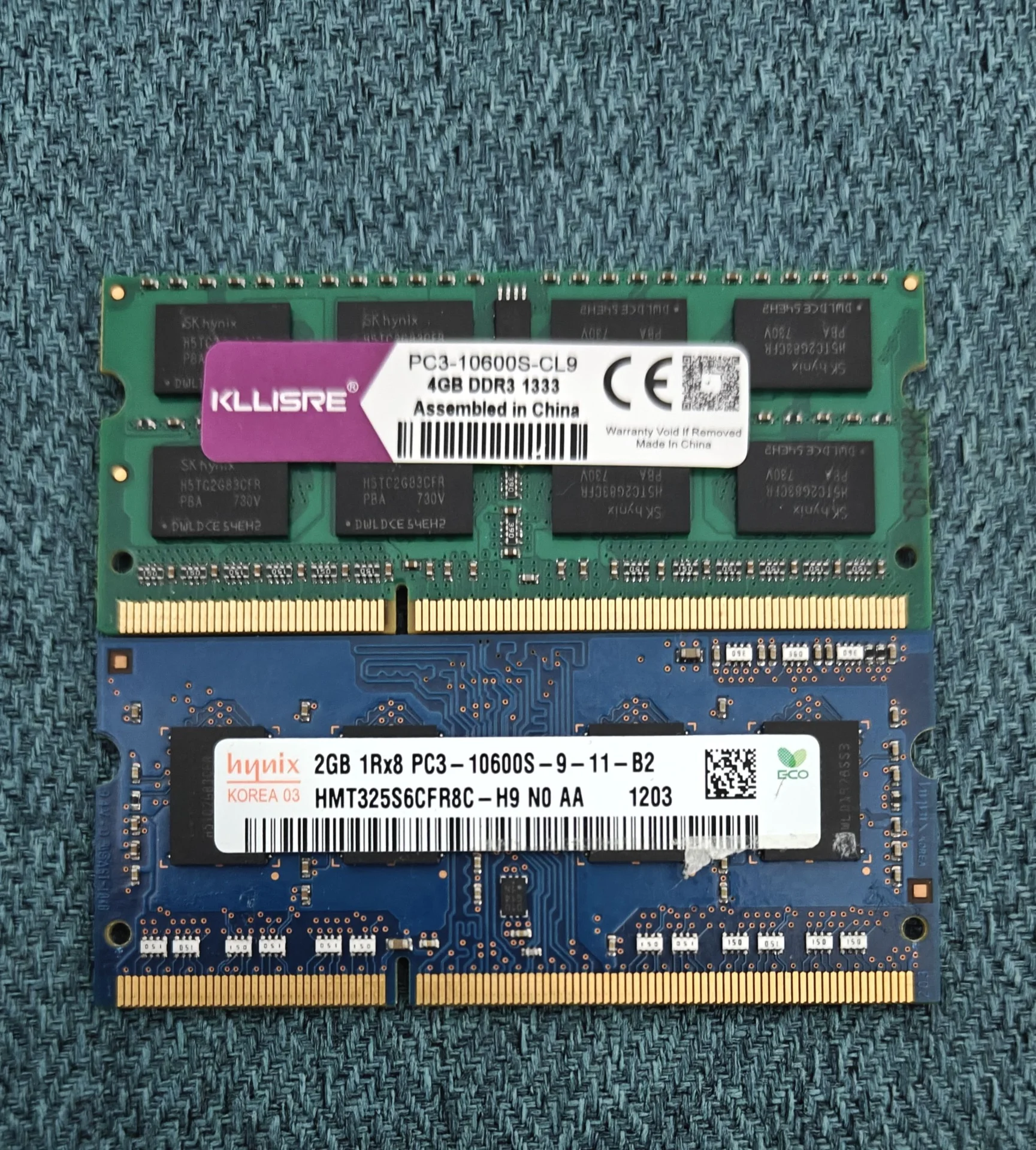 Две плашки оперативной памяти DDR3 1333 SO-DIMM