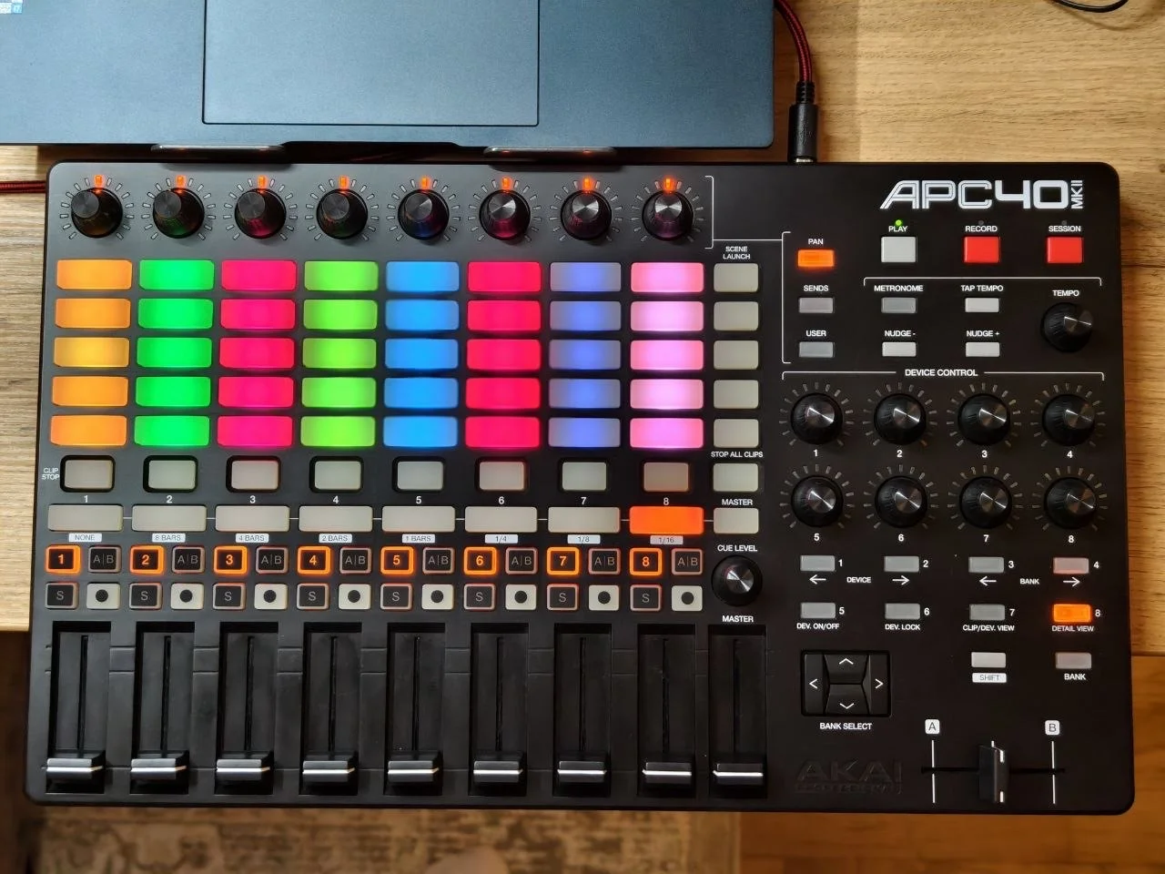 Миди контроллер akai APC40 mkii - изображение 1
