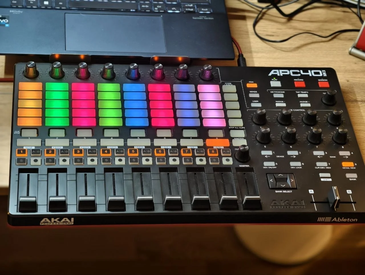 Миди контроллер akai APC40 mkii - миниатюра 3