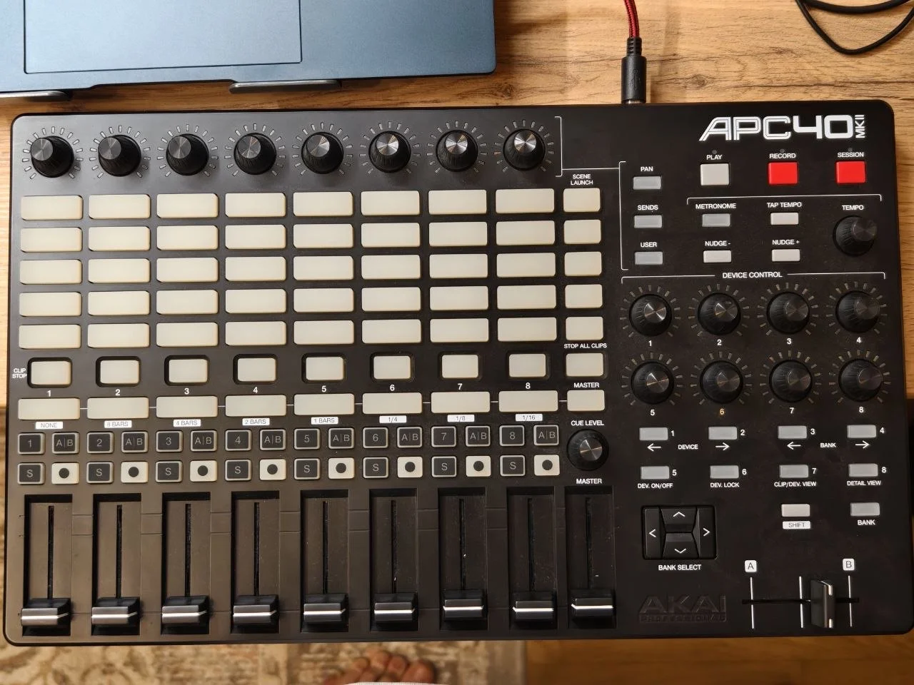 Миди контроллер akai APC40 mkii - миниатюра 4