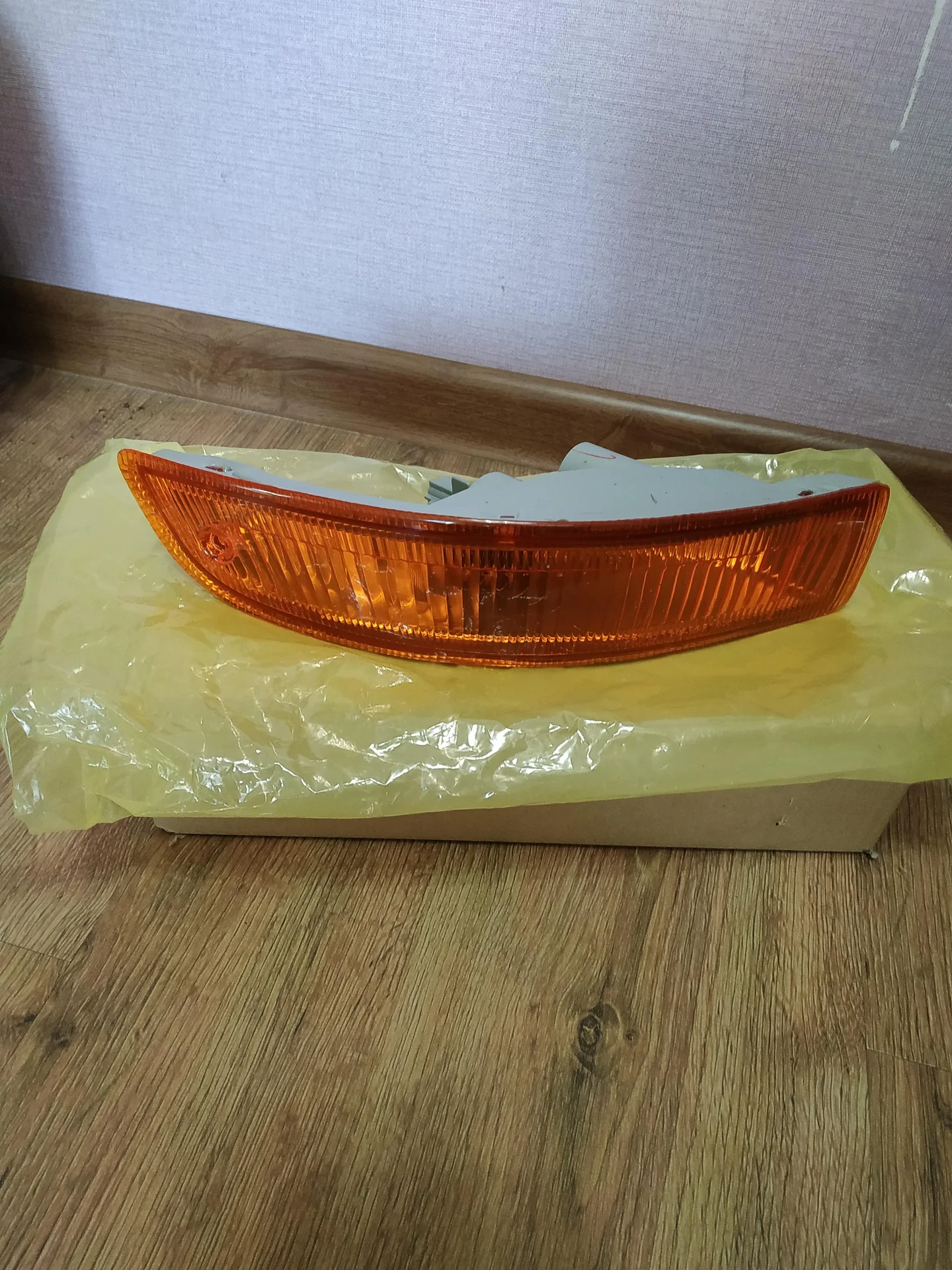 Поворотник в бампере правый Toyota Corona/Carina R желтый 92-96 (8151020650, 2121656L, 8121020380) - изображение 1