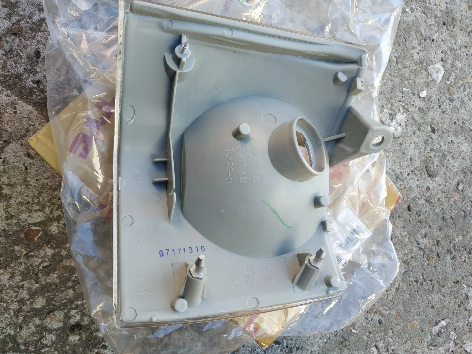 Габарит TOYOTA DYNA/TOYOACE 95-99 RH Номера замен 18-3347-01-6B, 2121594RA ST2121594R TG2121594RA 8 - миниатюра 4