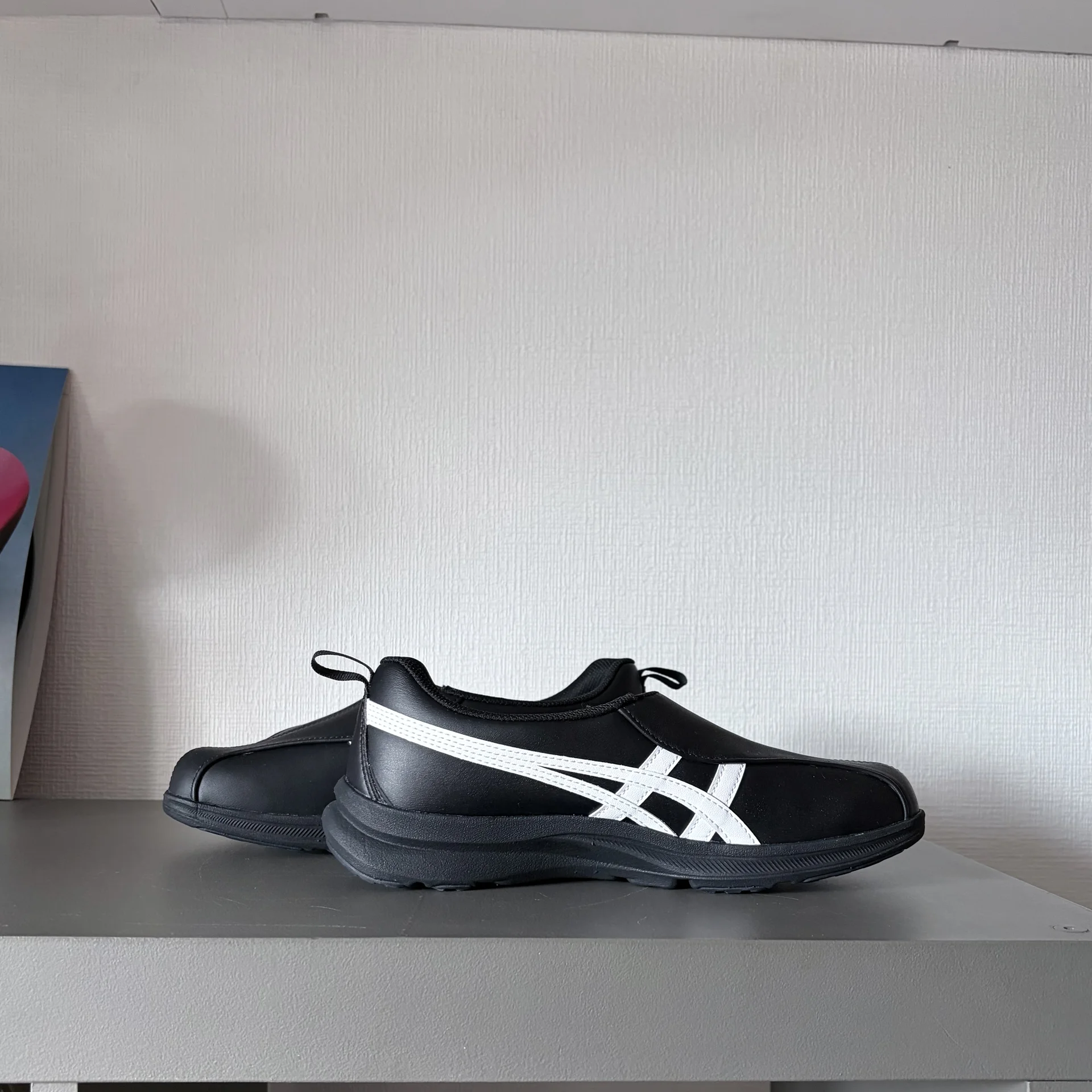 Кроссовки на липучке Asics новые - миниатюра 3