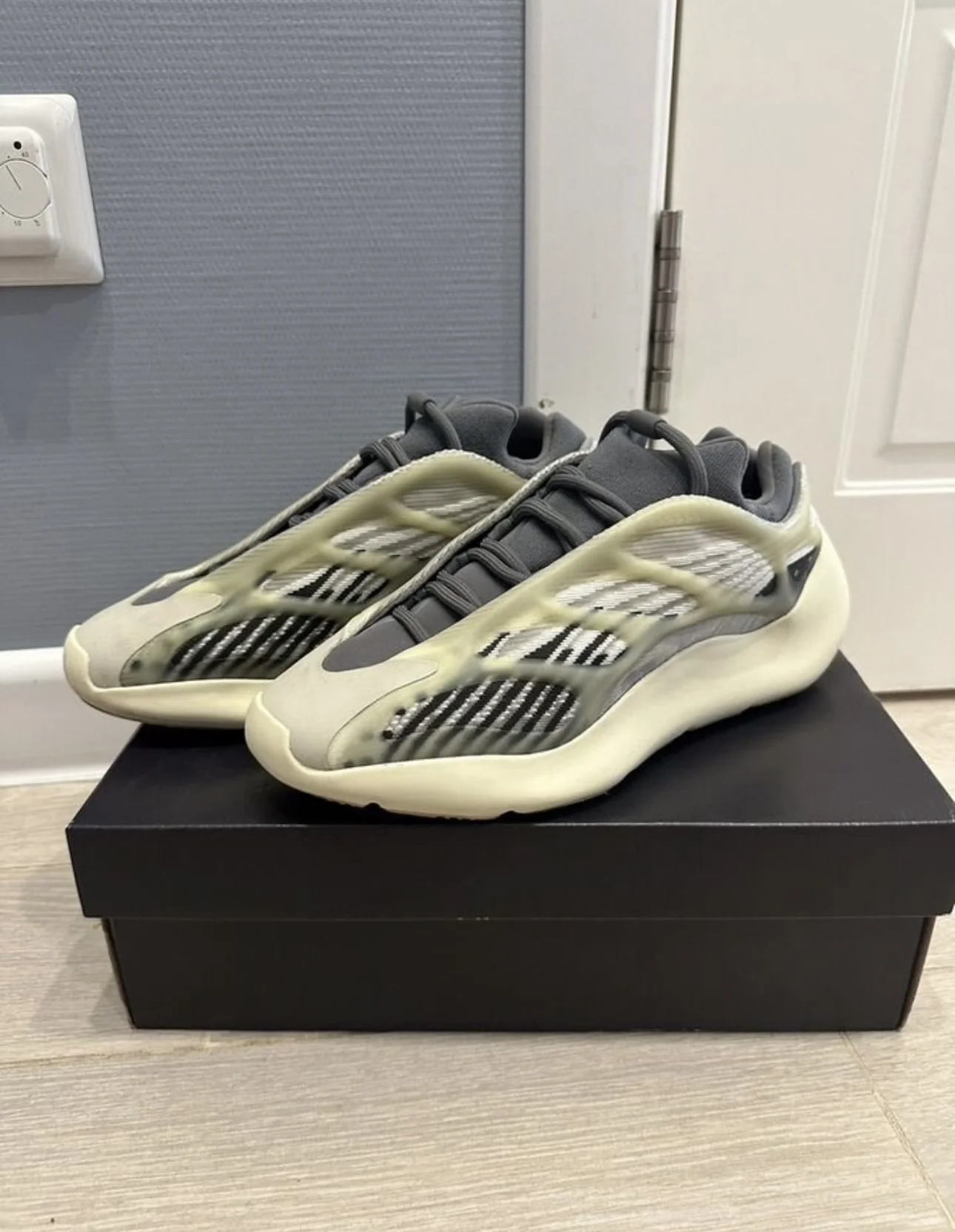 Кроссовки adidas Yeezy 700 V3 "Fade Salt" - миниатюра 2