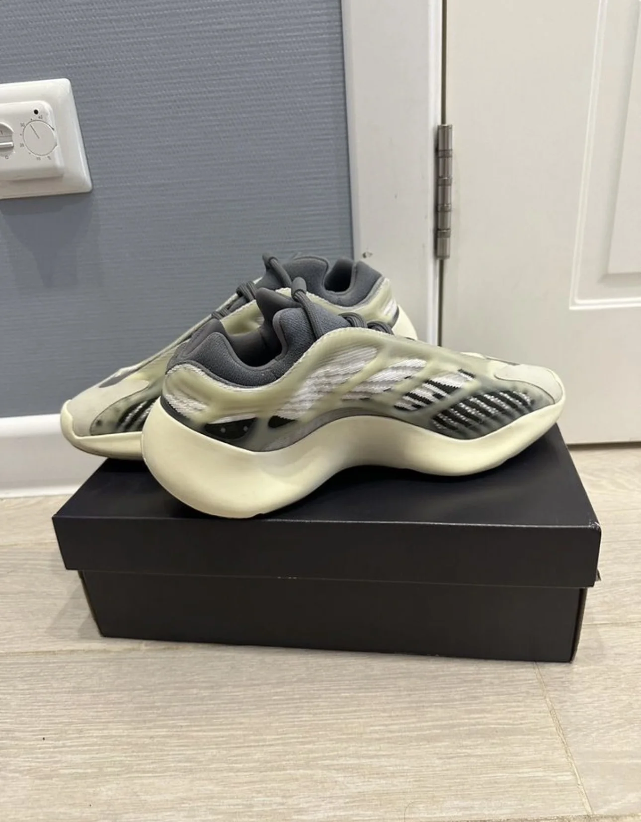 Кроссовки adidas Yeezy 700 V3 "Fade Salt" - миниатюра 3