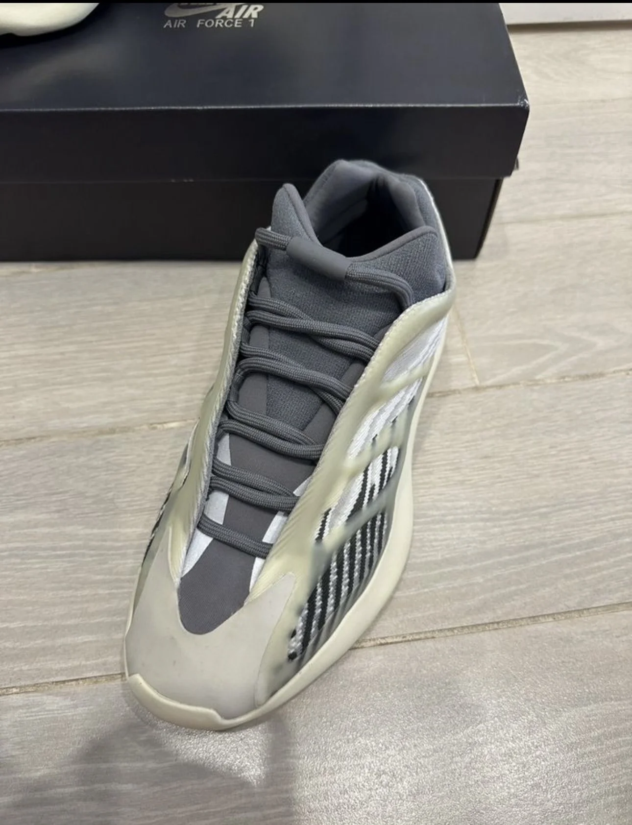 Кроссовки adidas Yeezy 700 V3 "Fade Salt" - миниатюра 4