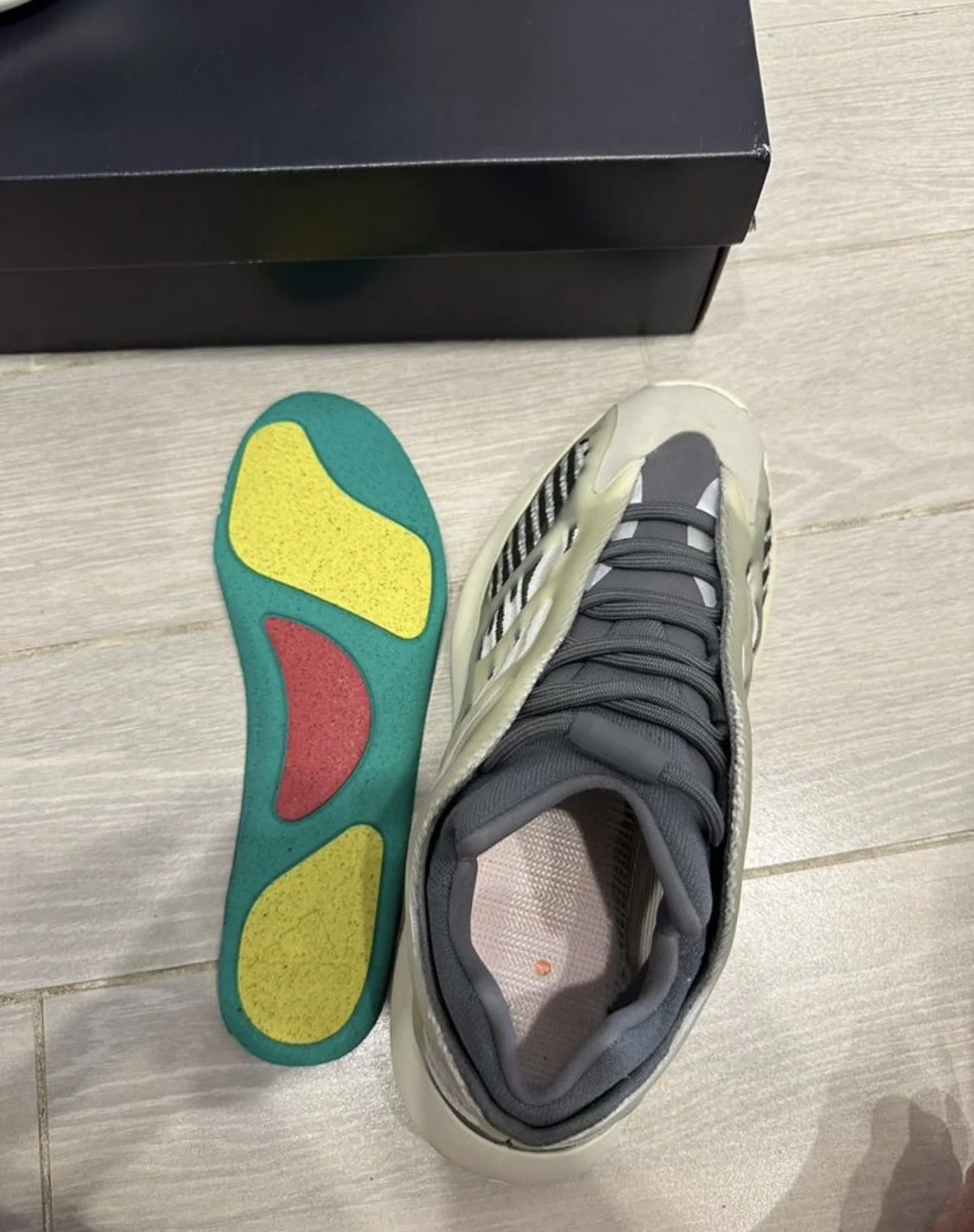 Кроссовки adidas Yeezy 700 V3 "Fade Salt" - миниатюра 6