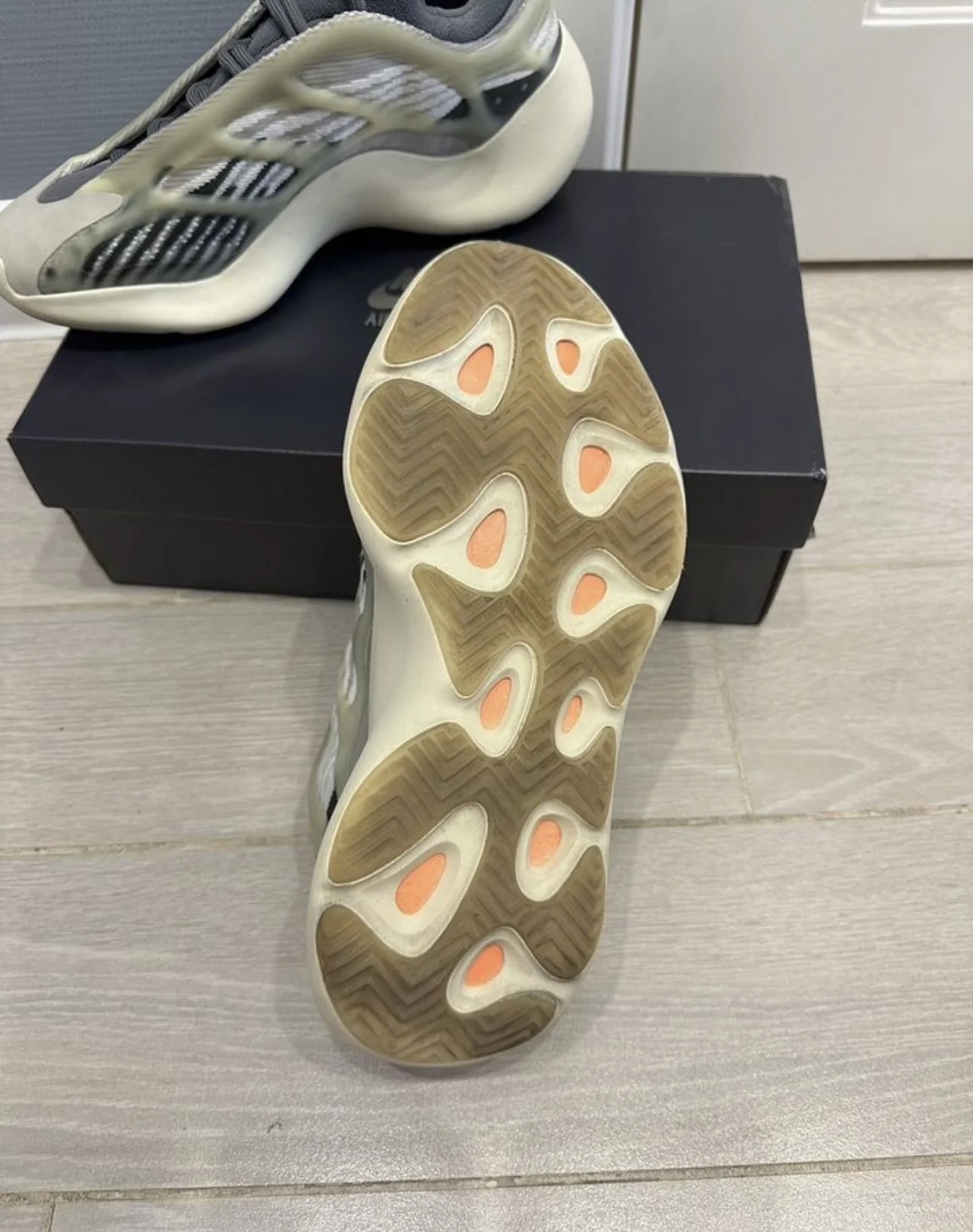 Кроссовки adidas Yeezy 700 V3 "Fade Salt" - миниатюра 7