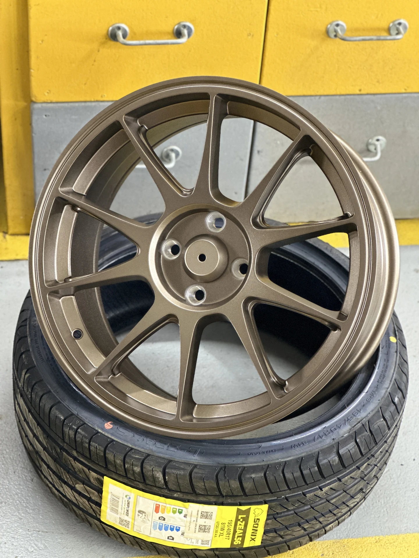 Литые диски с резиной 195/40 r17 4:100 - изображение 1