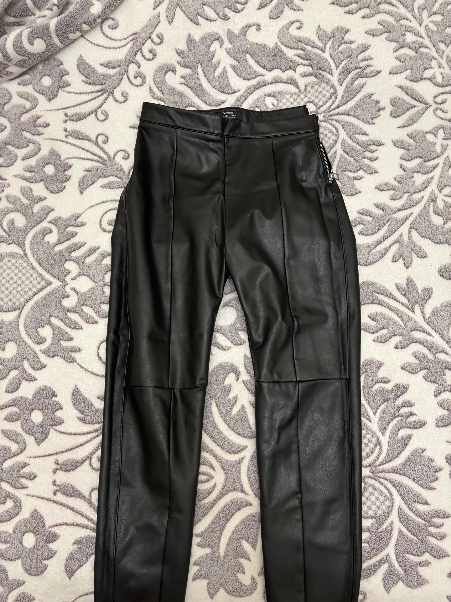 Оригинальные кожанные брюки bershka