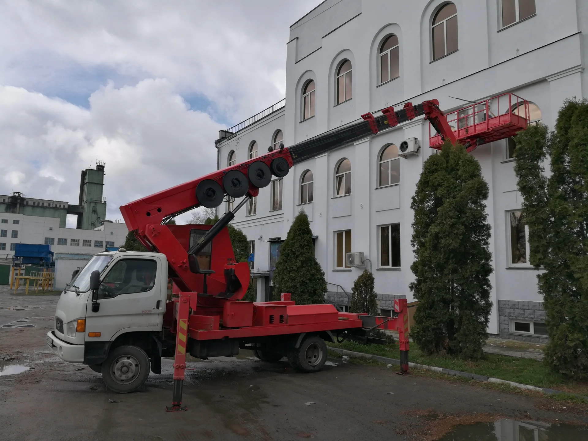 Аренда и услуги комбинированной автовышки, 300 кг, 24 м - изображение 1