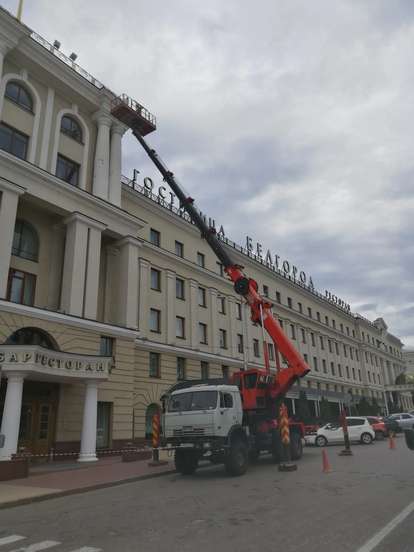 Аренда и услуги телескопической автовышки, 300 кг, 45 м - изображение 1