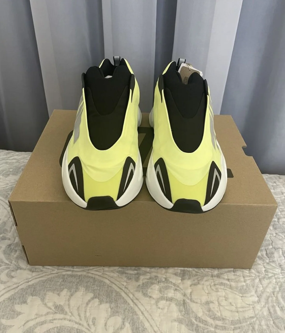 Кроссовки Adidas Yeezy Boost 700 mnvn - миниатюра 4