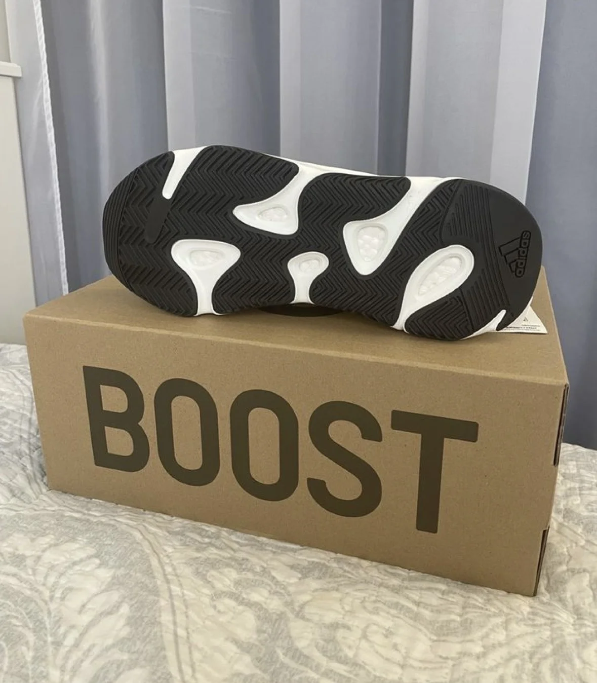 Кроссовки Adidas Yeezy Boost 700 mnvn - миниатюра 5