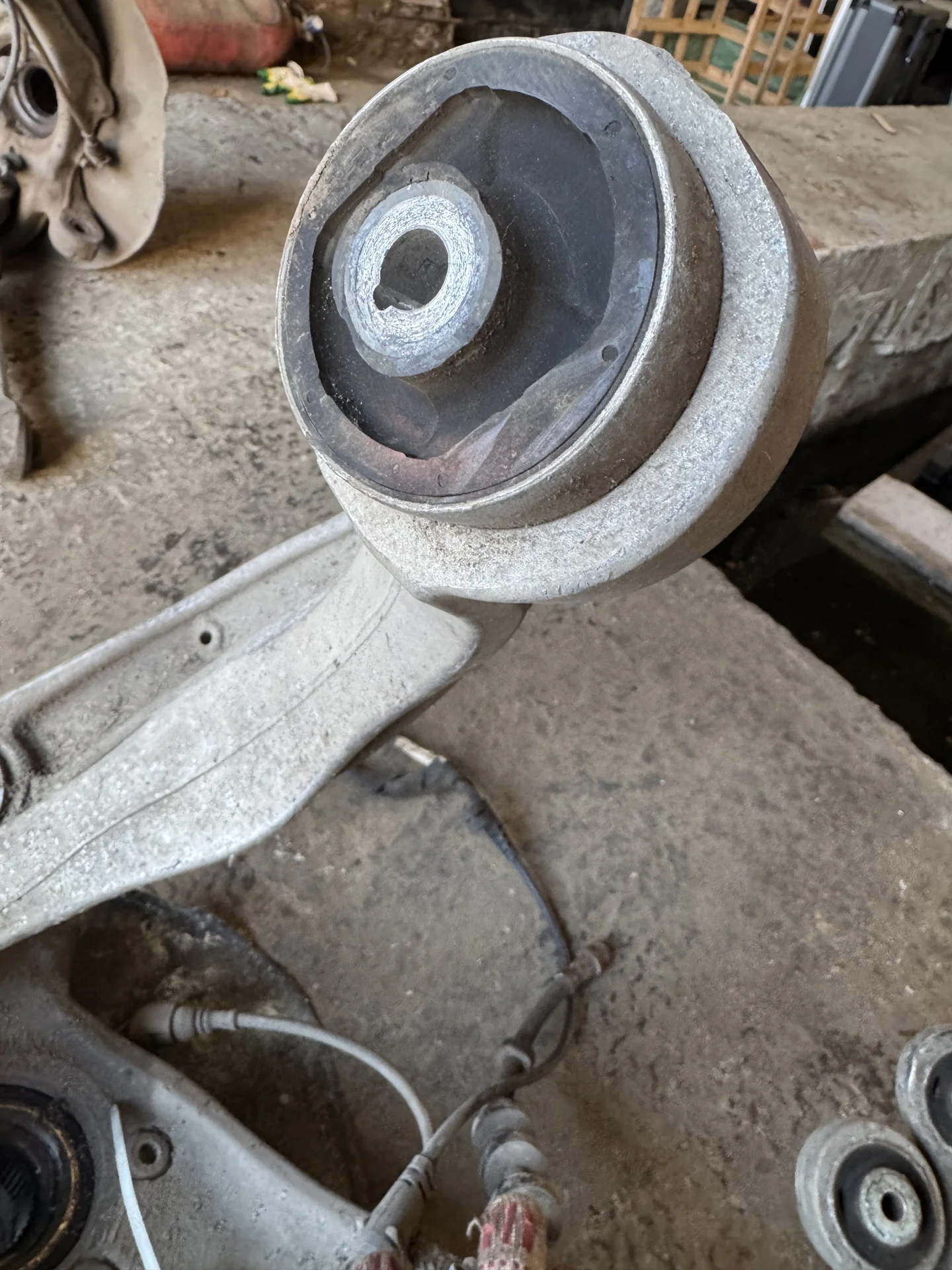 Кулак передний Audi A4 B8 / A5 8T / S5 / Q5 - миниатюра 2
