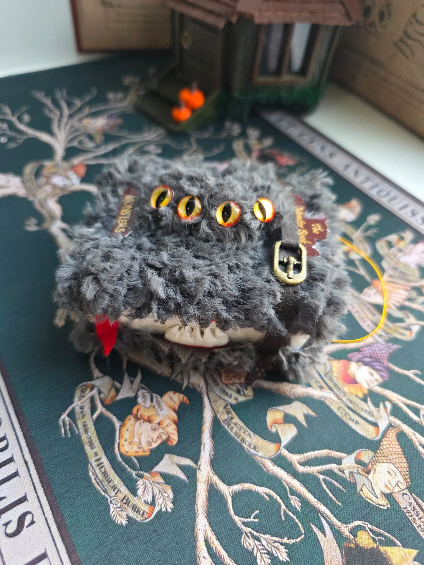 Ёлочная игрушка Гарри Поттер чудовищная книга - миниатюра 2