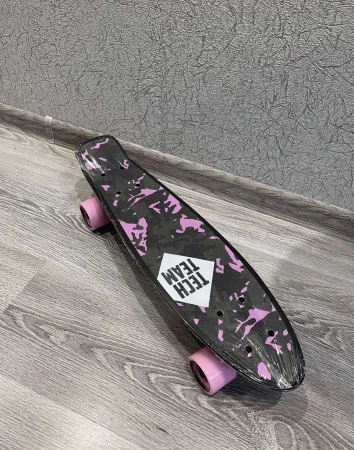 Скейтборд пластиковый Kiwi 22 black/pink с чехлом - миниатюра 2