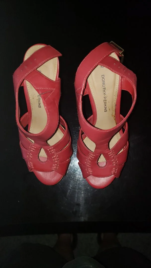 Босоножки красные Dorothy Perkins на толстом каблуке - изображение 1