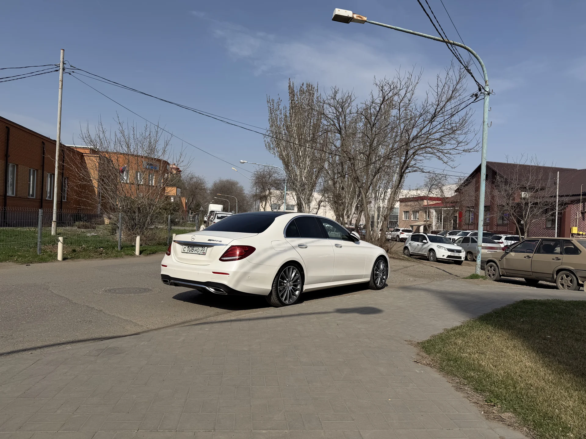 Mercedes Benz E200 - миниатюра 2