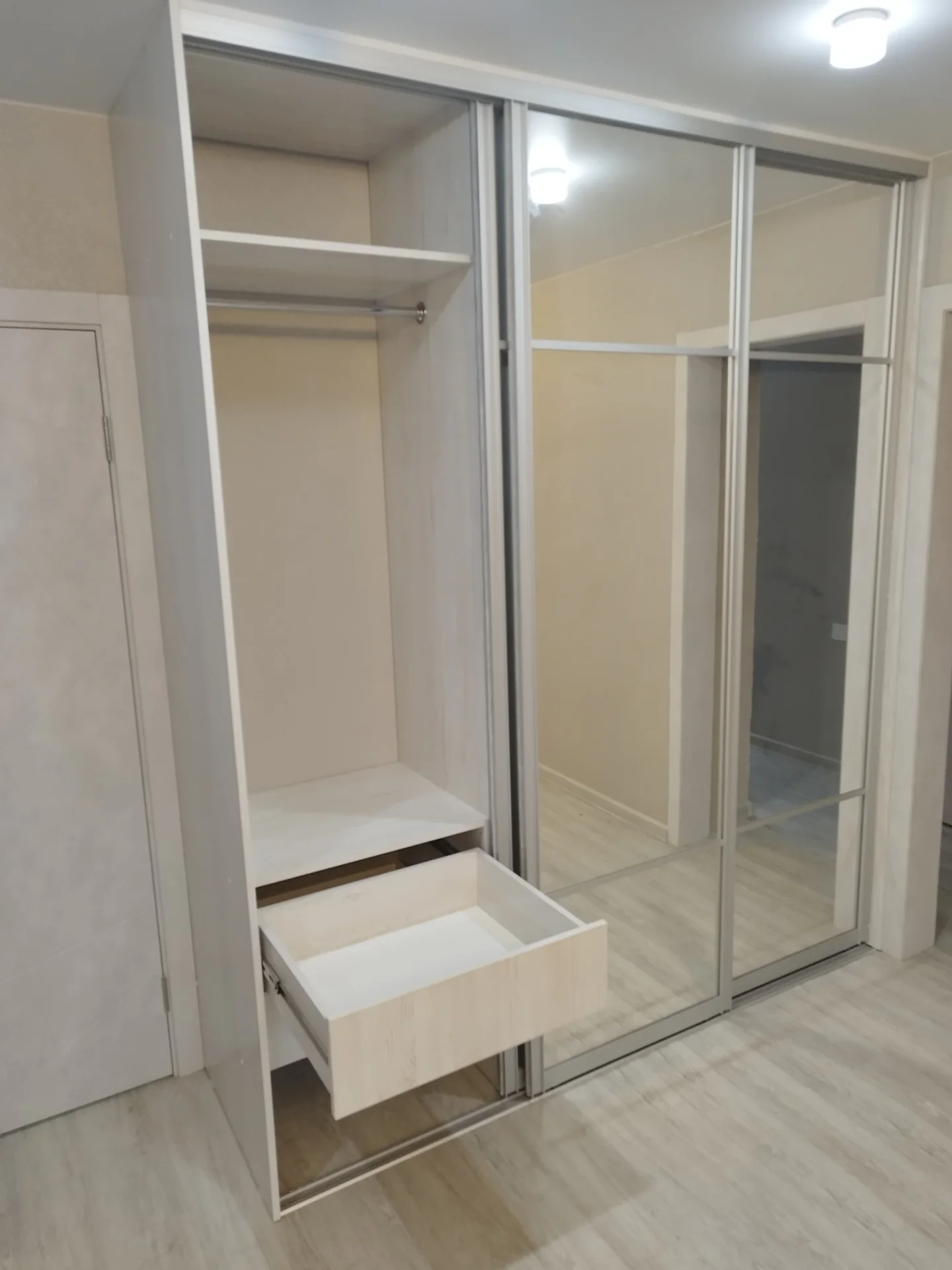 Встроенный шкаф купе на заказ - миниатюра 4