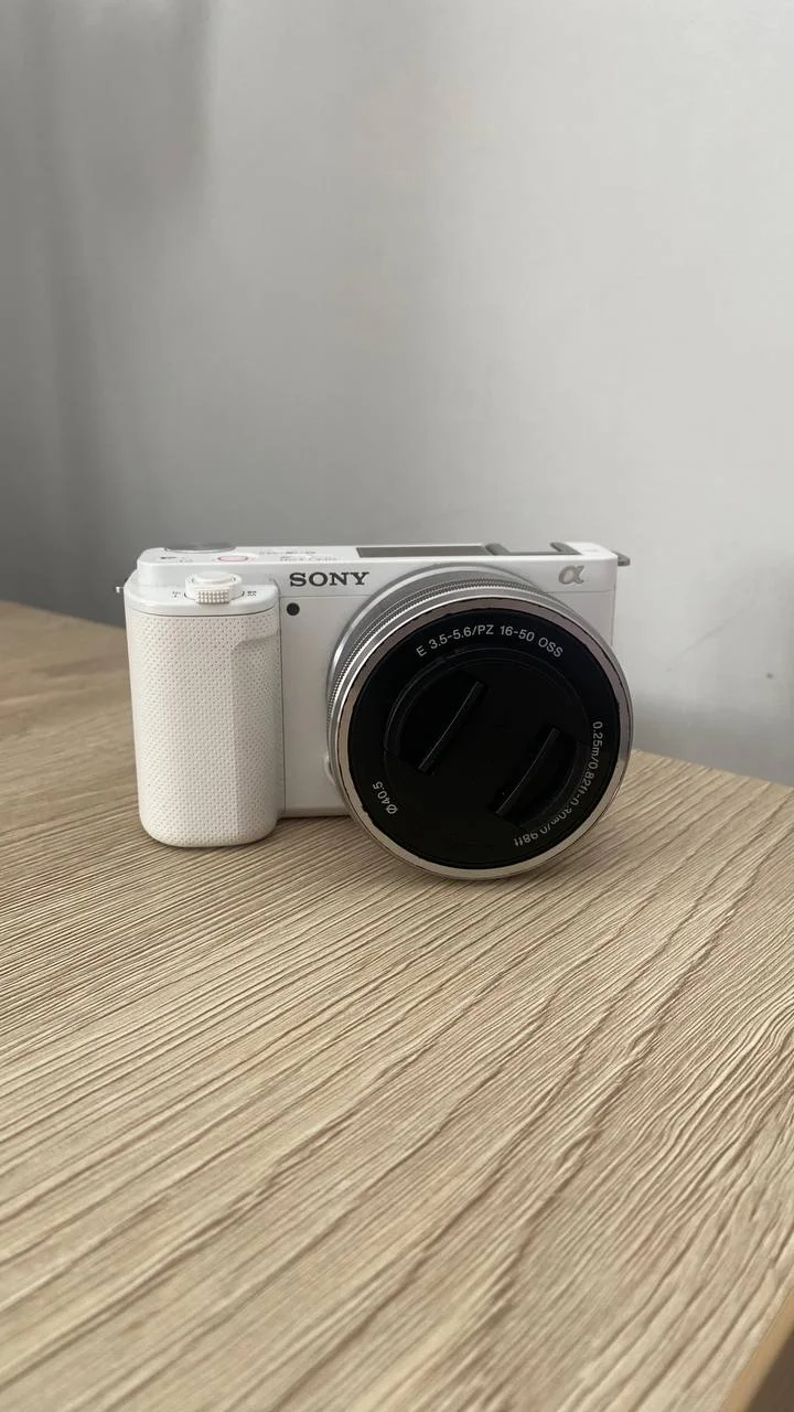 Sony ZV-E10 с китовым объективом 16-50 мм (белая) - изображение 1
