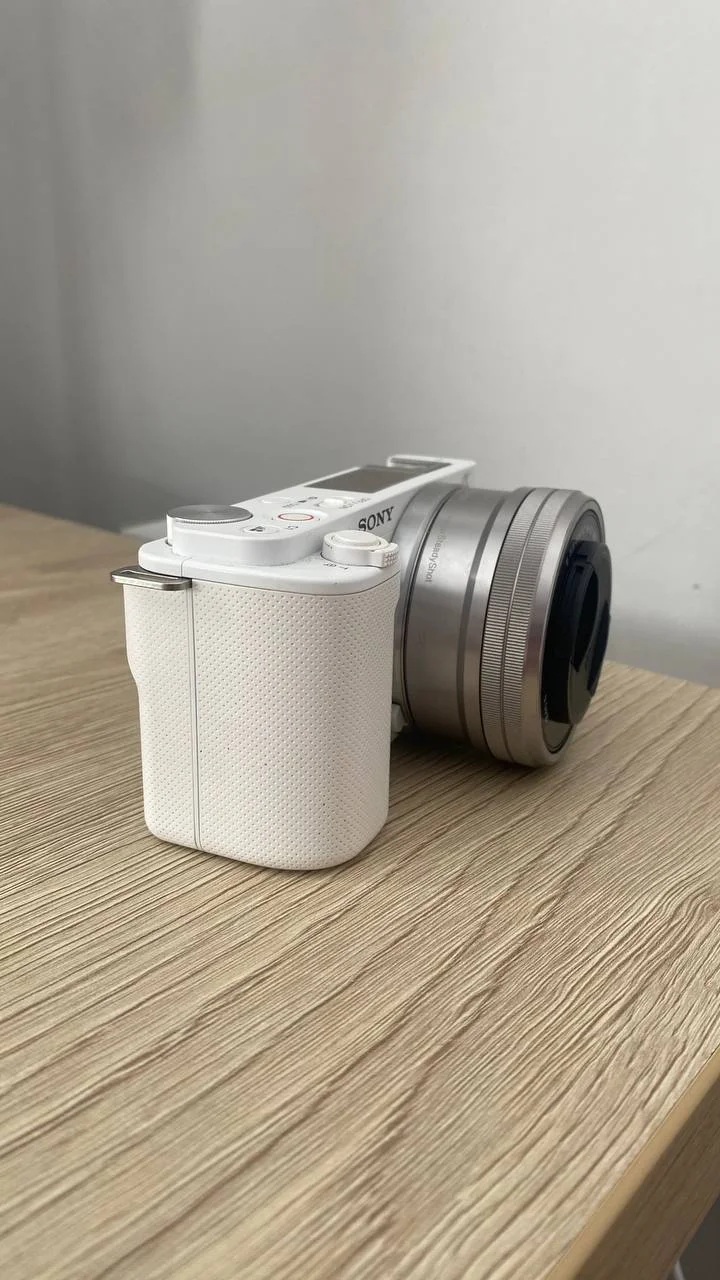Sony ZV-E10 с китовым объективом 16-50 мм (белая) - миниатюра 2